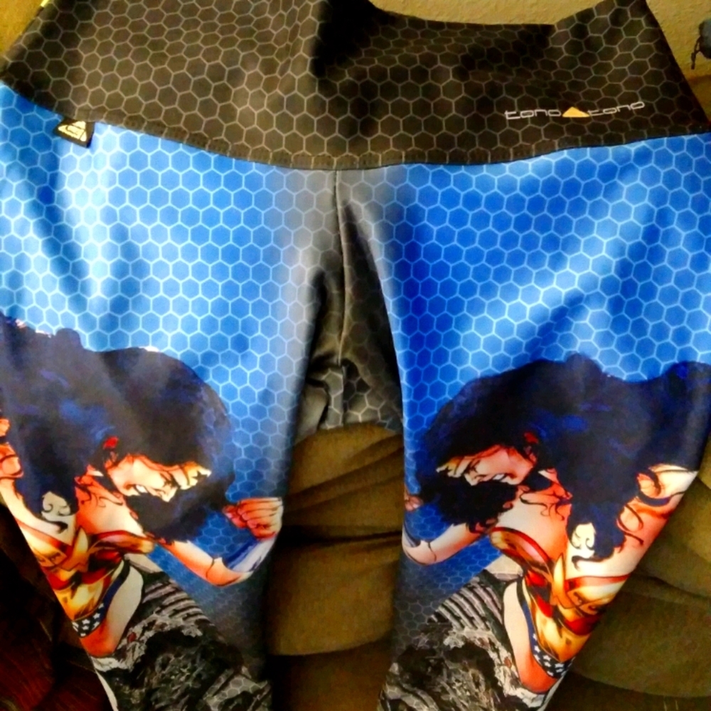 Tono Tono Wonder Woman Leggings. EUC